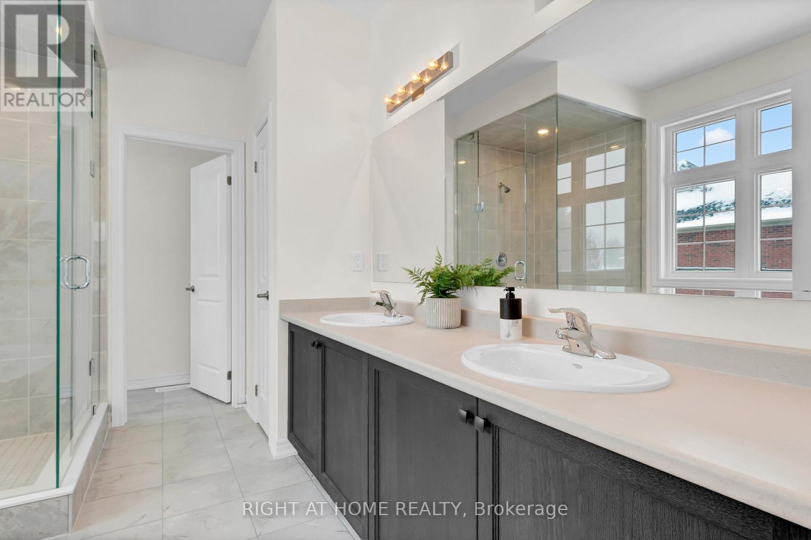 Bathroom — tub/shower, glass door