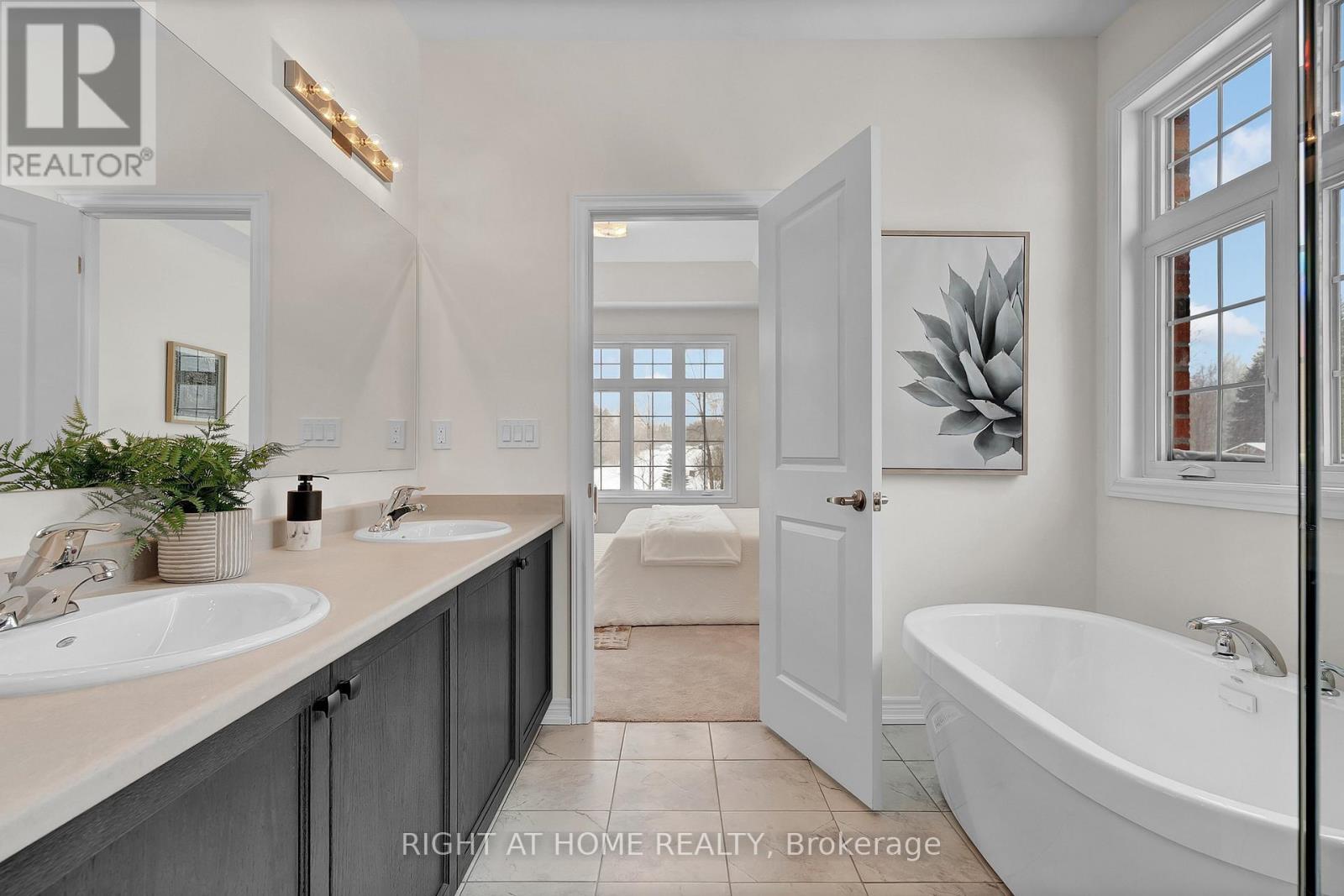 Bathroom — modern finishes, tile