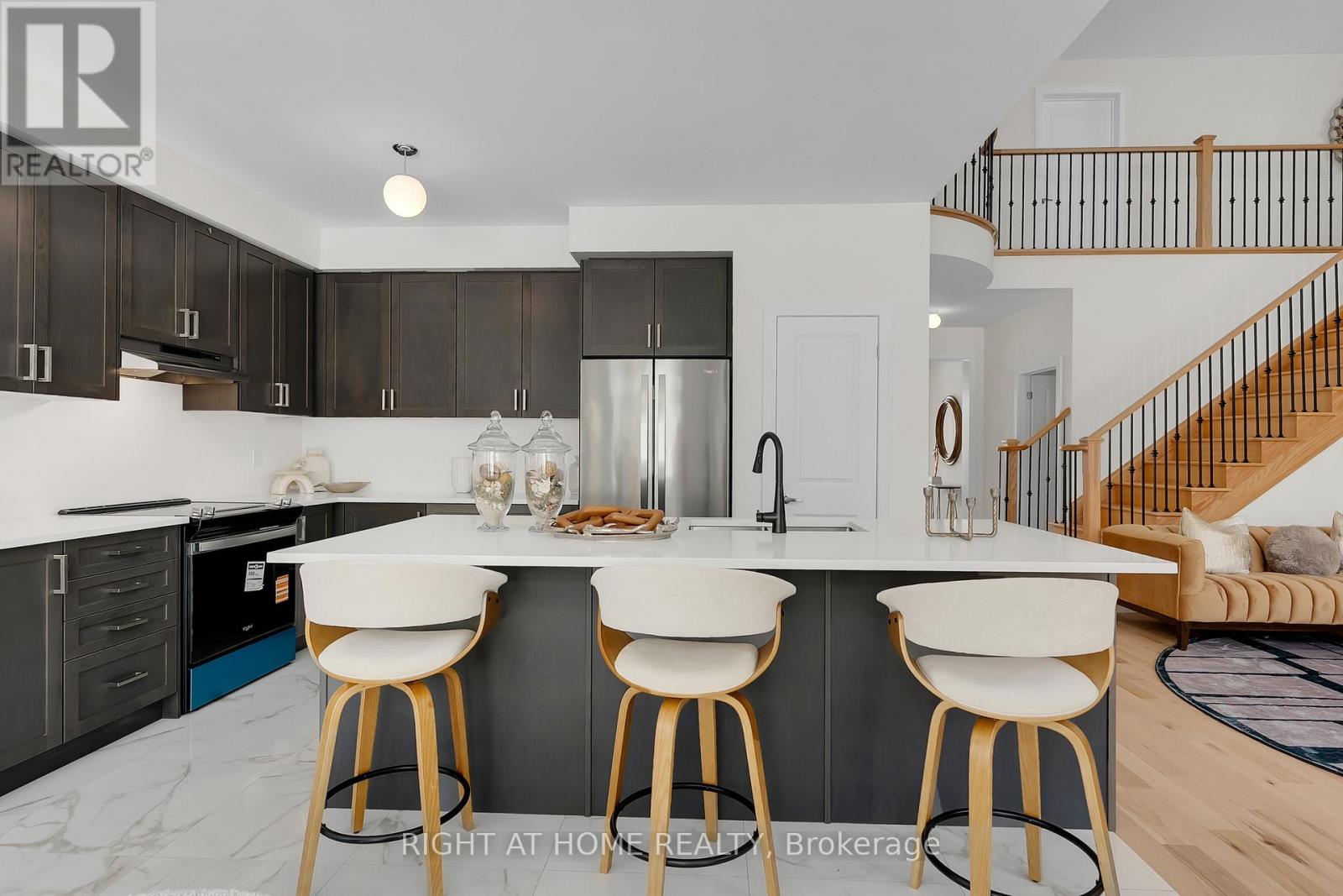 Dining area — elegant staging